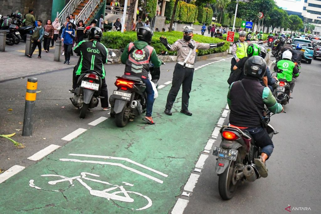 Gubernur-DKI-Jakarta-akan-tertibkan-jalur-sepeda-di-Jakarta-280425-sth-05