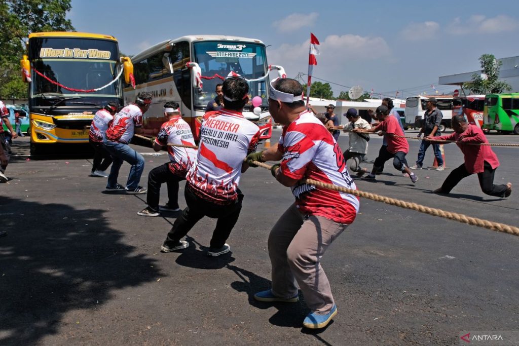 lomba-menarik-bus-memeriahkan-HUT-RI-130826-aez-1