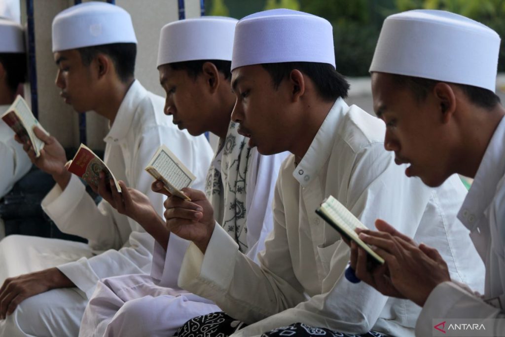 antarafoto-ngaji-kitab-kuning-di-surabaya-13042022-pc-1