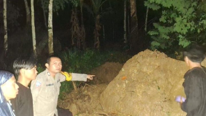 Key Issue: Dua warga Kabupaten Tapanuli Selatan dilaporkan tertimbun longsor
