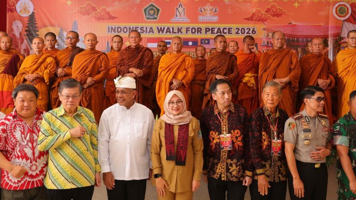 Important Visit: Bupati sambut kedatangan biksu Thudong di klenteng Banyuwangi