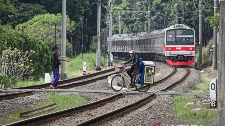 DKI kemarin – perlintasan kereta ditutup hingga tong biopori dibagikan