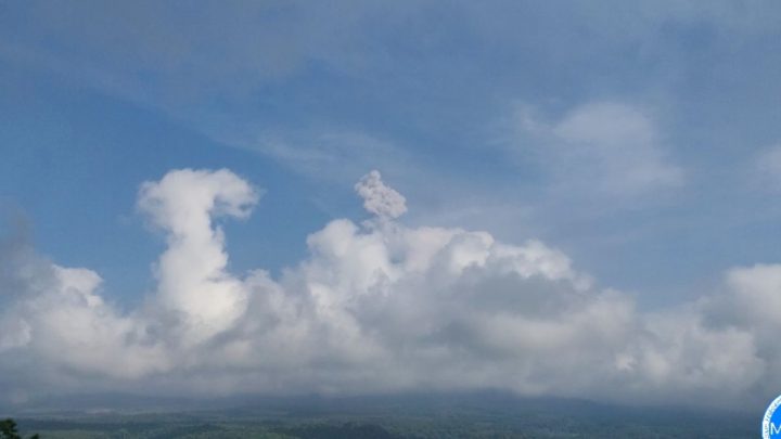 Gunung Semeru erupsi dengan letusan setinggi 1.000 meter