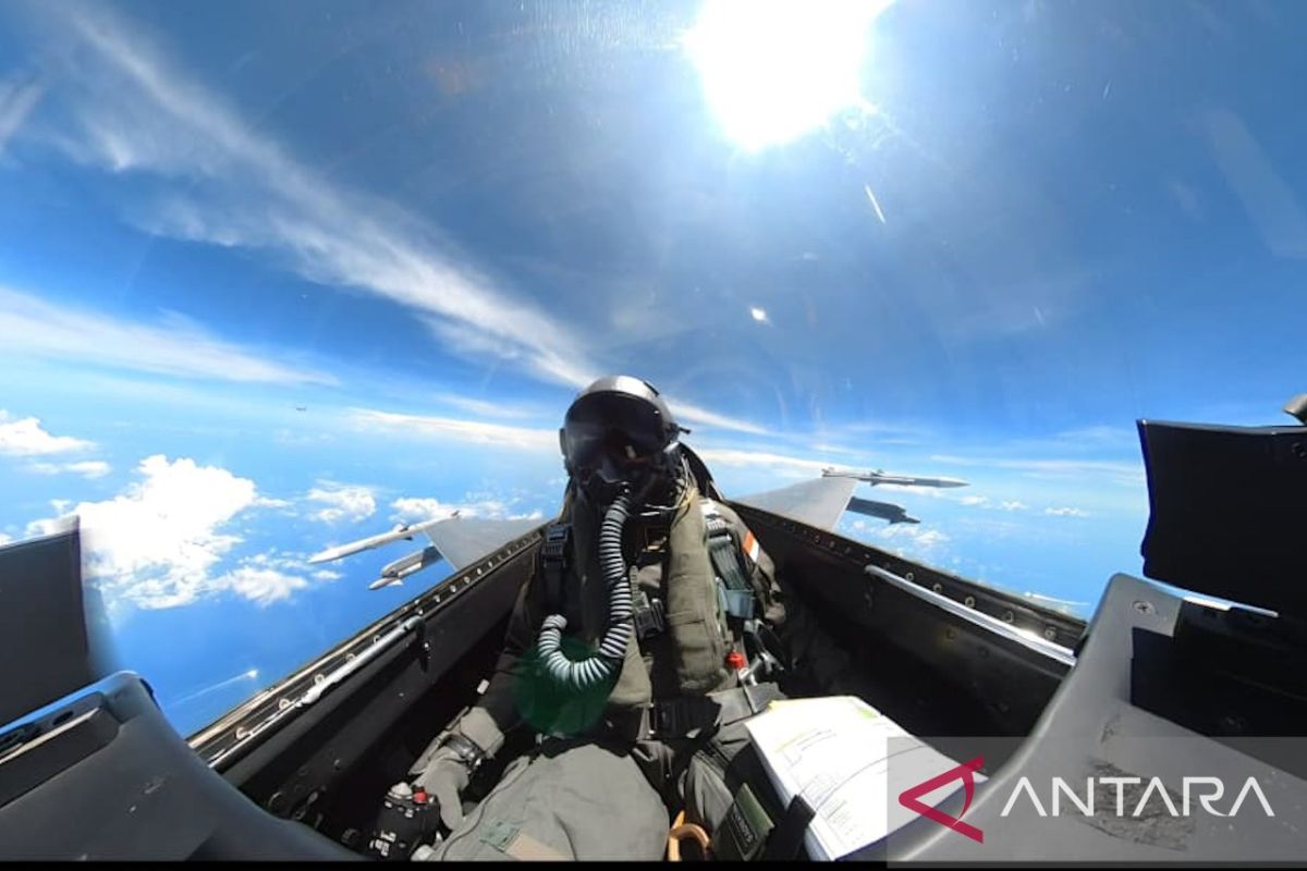KSAU berpatroli di udara menggunakan pesawat tempur F-16