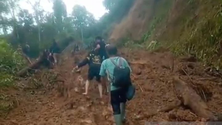 Satu desa di Jambi terisolasi akibat jalan tertimbun longsor