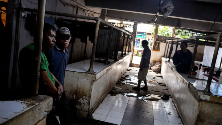 Harga daging sapi melonjak – pedagang di Pasar Kosambi Bandung mogok berjualan