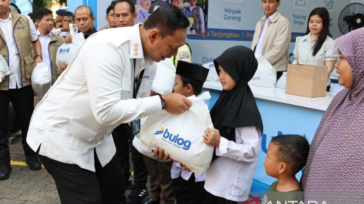 Bulog bagikan 1.000 paket sembako gratis dan GPM peringati HUT ke-59