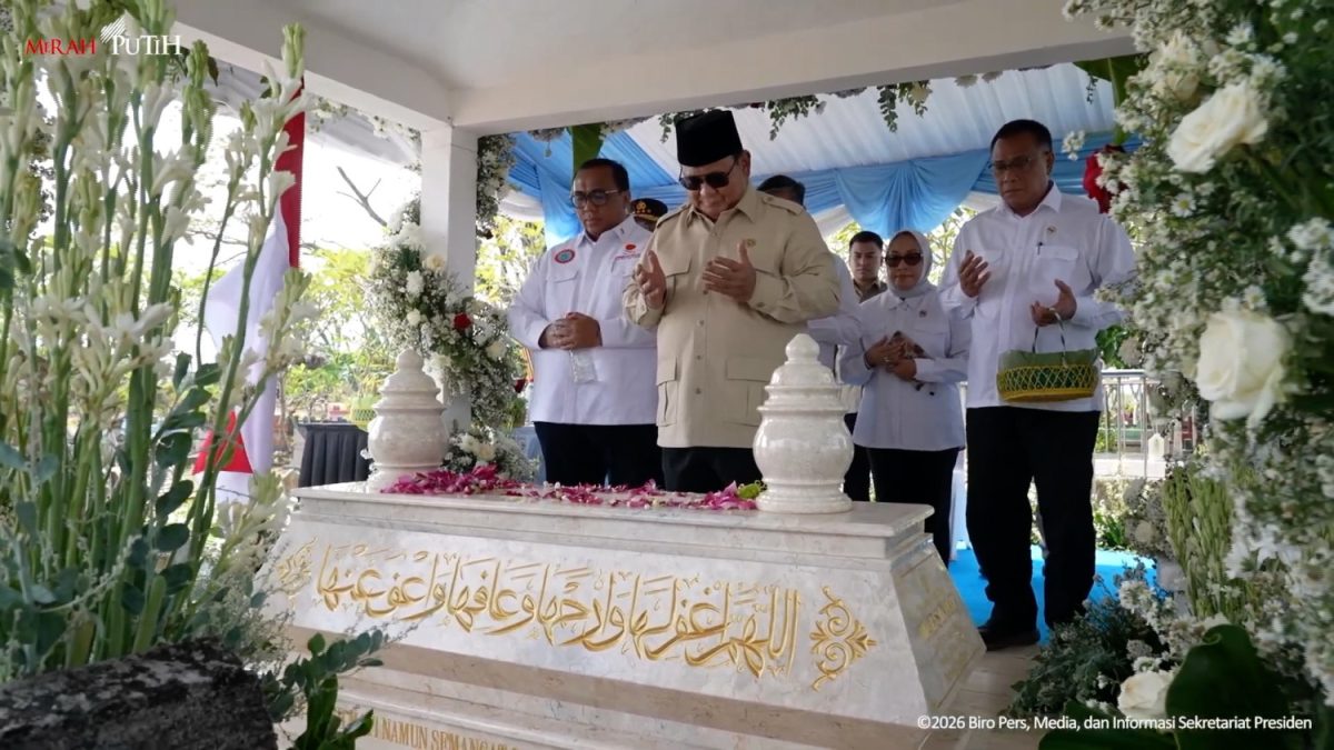 AB_PRESIDEN-PRABOWO-ZIARAH-KE-MAKAM-MARSINAH-DI-NGANJUK