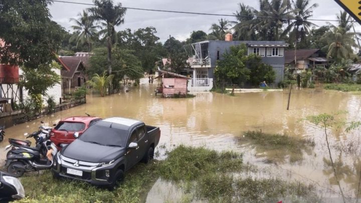 Hujan deras – 317 warga mengungsi akibat banjir 80 cm di Kendari