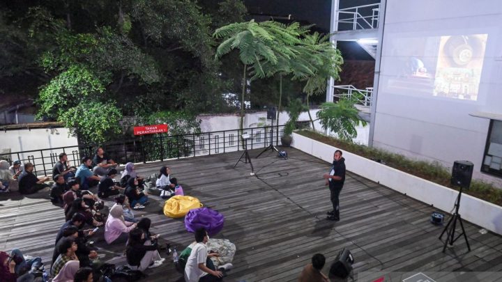 Topics Covered: Diskusi Taman Langit membahas buku fotografi Ursyalim karya Muhammad Adimaja