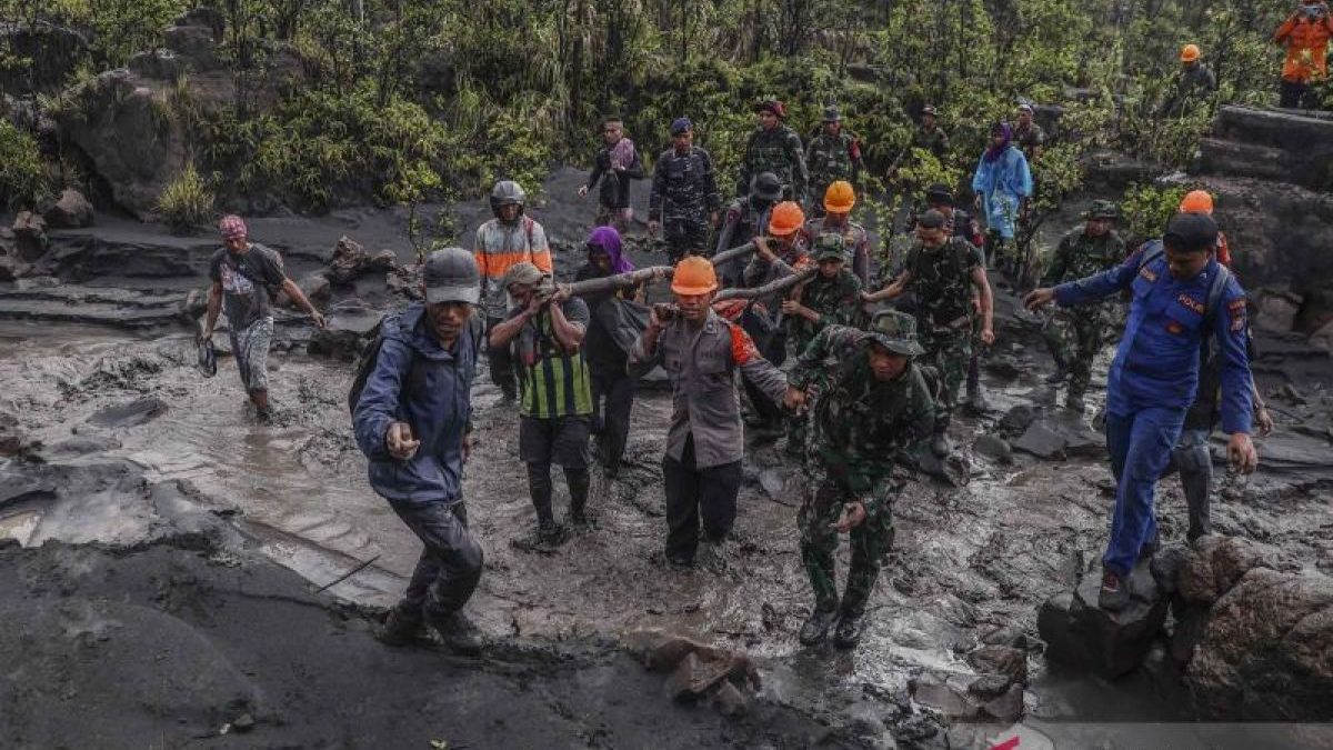 Evakuasi-pendaki-korban-erupsi-Gunung-Dukono-09052026-ans-3