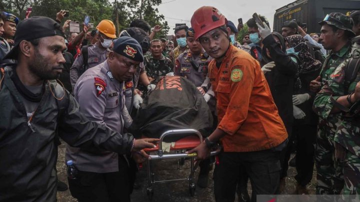 Tim SAR evakuasi jenazah pendaki korban erupsi Gunung Dukono – dua WNA masih dalam pencarian