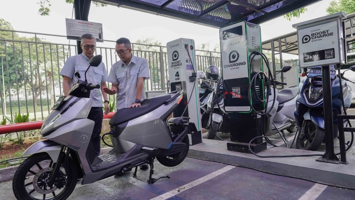 Foto-3-Kiri-Kanan-Purbaja-Pantja-CEO-ALVA-dan-Putu-Swaditya-Yudha-CMO-ALVA-di-Fasilitas-Charging-Station-ALVA