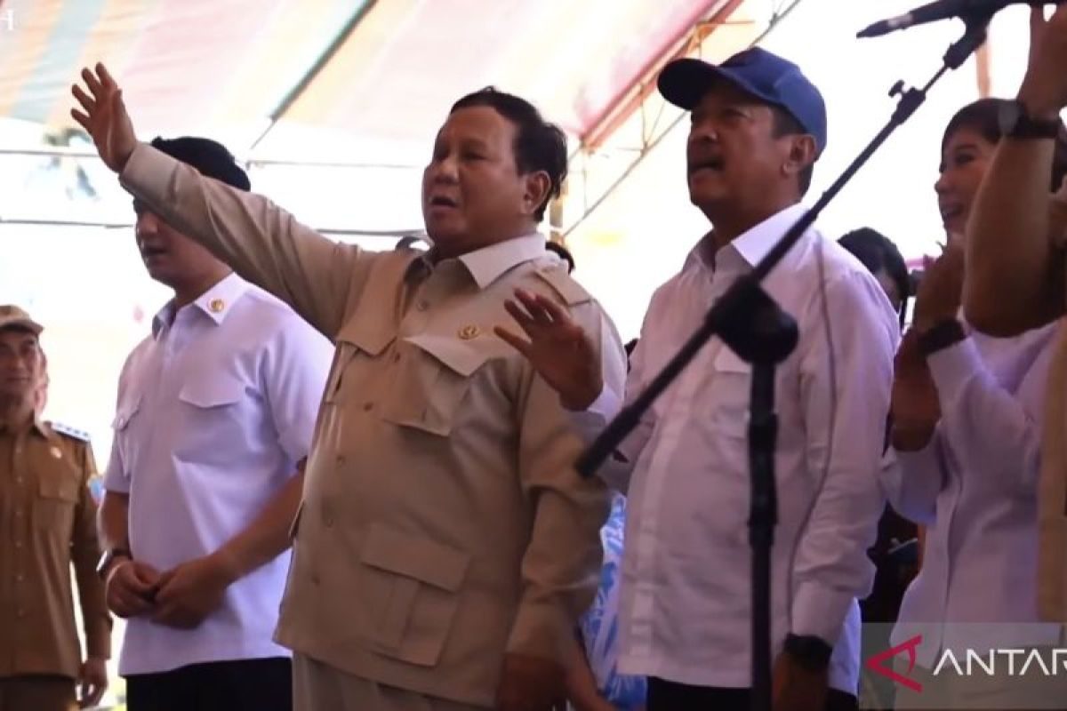 Historic Moment: Presiden bernyanyi bersama masyarakat di Pulau Miangas