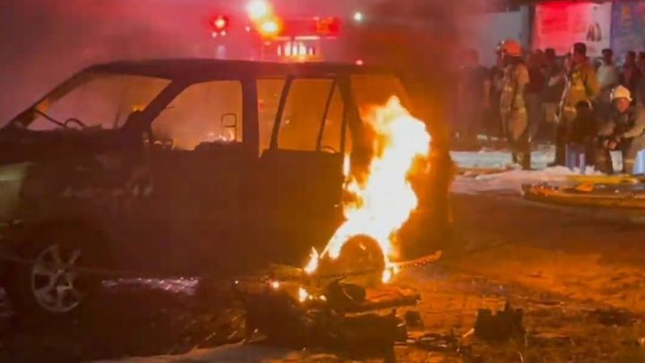 Minibus terbakar di Kembangan Jakbar – petugas temukan jeriken berisi bensin