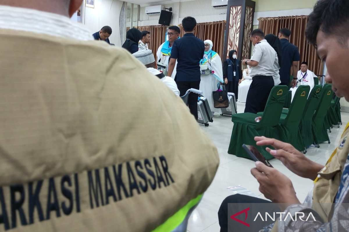PPIH Embarkasi Makassar terbangkan JCH asal Papua Barat ke Makkah