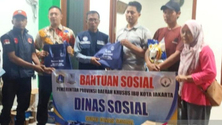 Sudinsos dan PMI Jaktim beri bantuan penyintas kebakaran Ciracas