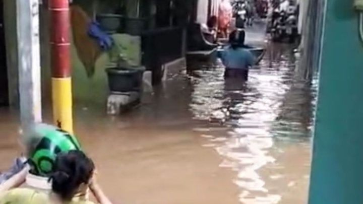 Banjir satu meter lebih rendam Kebon Pala Jaktim Selasa pagi