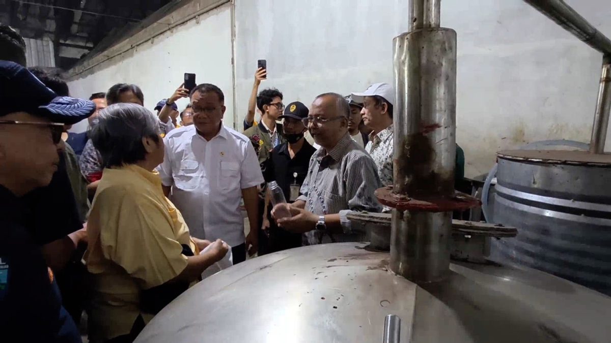 MENTERI-LH-TINJAU-PRODUKSI-BIOETANOL-DARI-SAMPAH_1