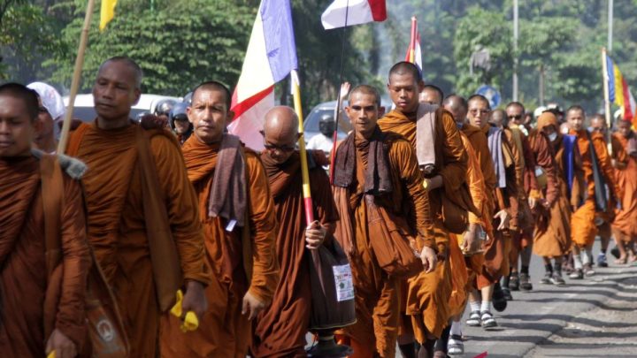 Perjalanan suci 56 orang Bhikkhu dari Bali ke Candi Borobudur