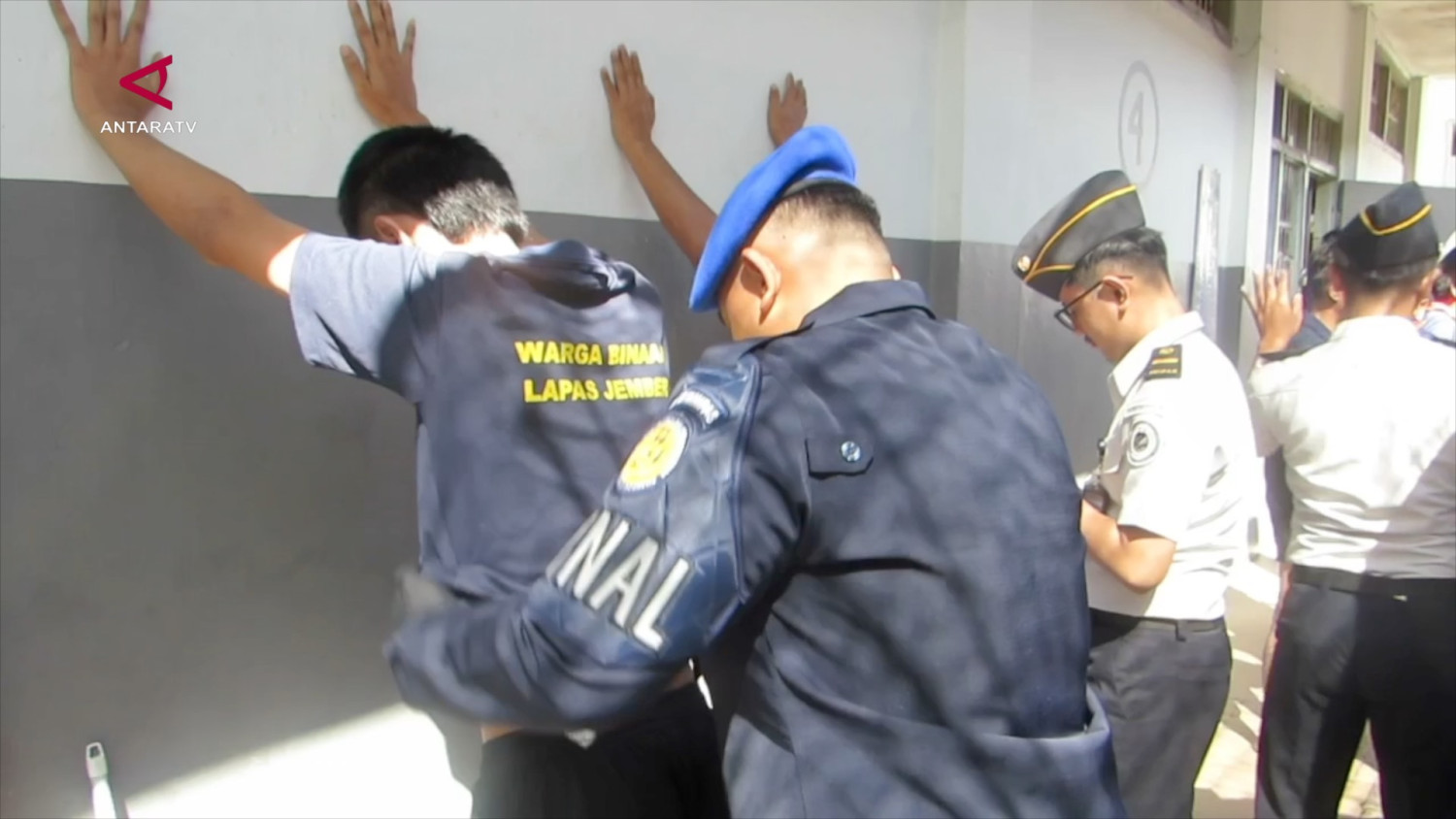 Cegah peredaran narkoba – petugas gabungan geledah Lapas Jember