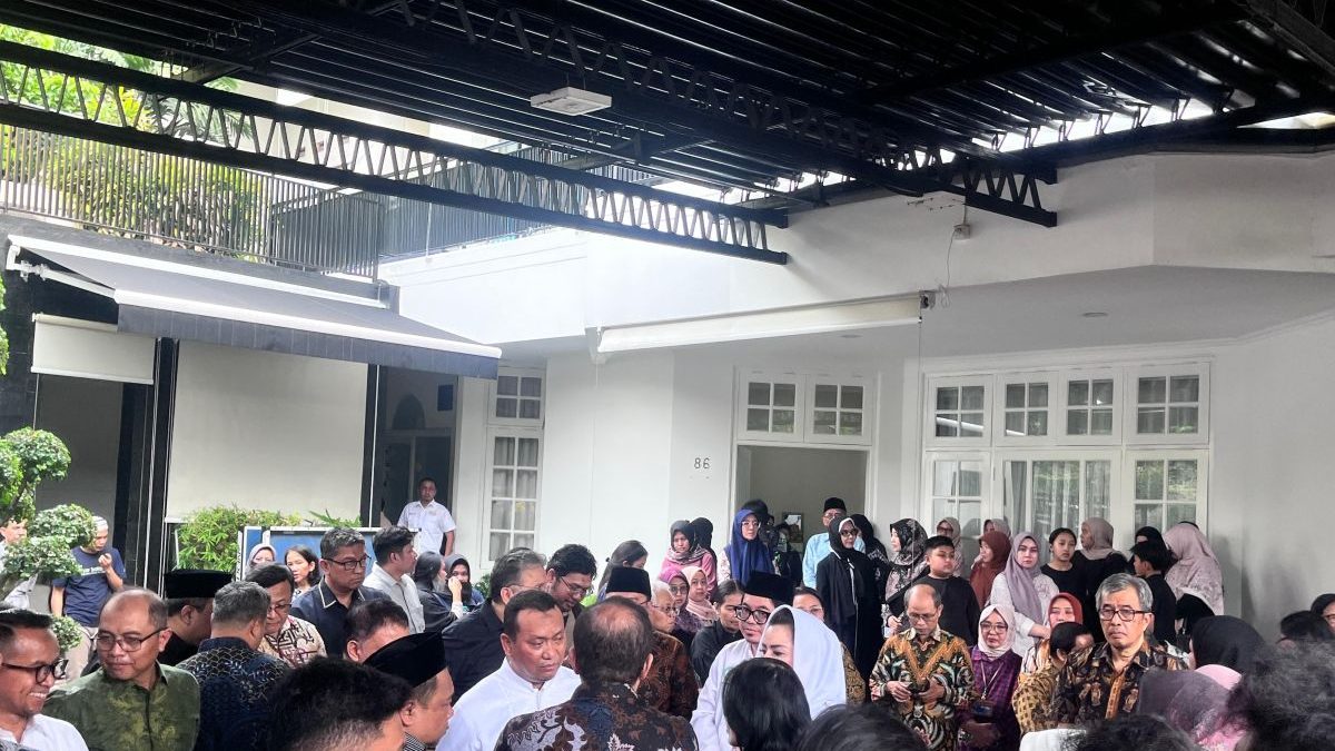 Special Plan: Jenazah Anggota BPK Haerul Saleh telah diberangkatkan dari rumah duka
