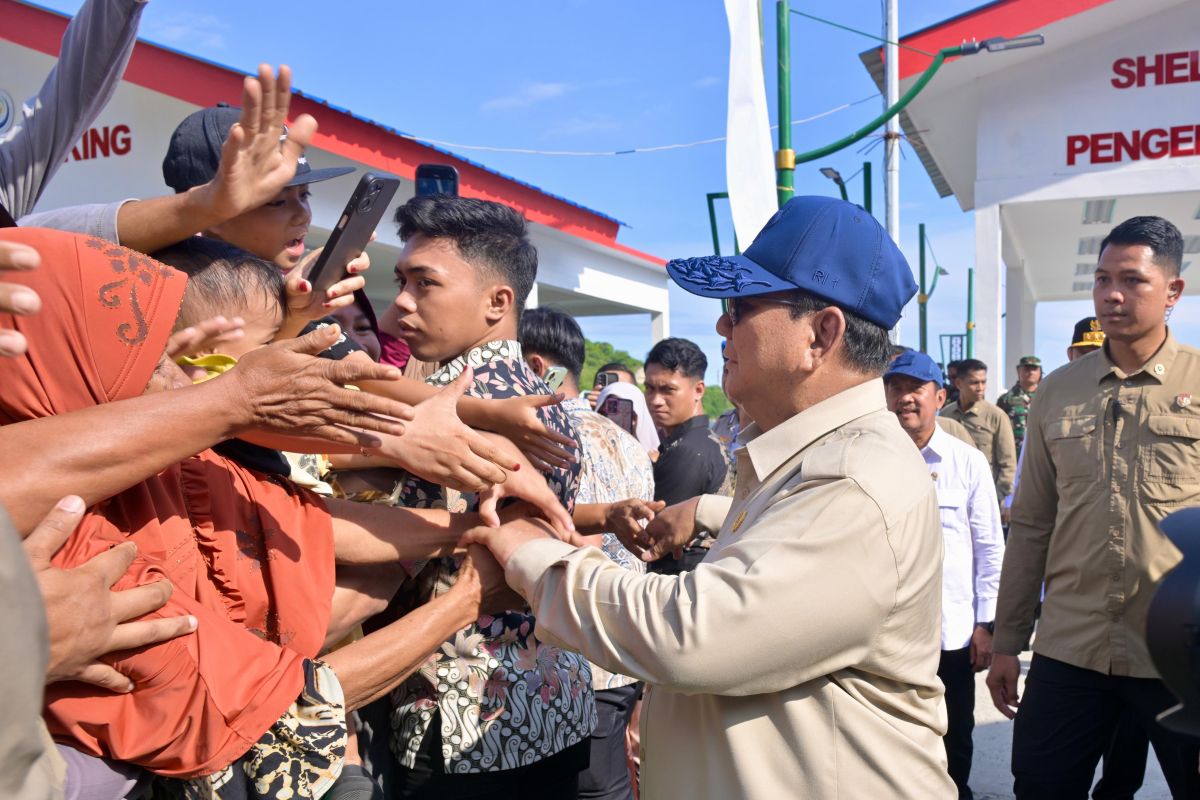 Presiden berdialog dengan nelayan saat meninjau KNMP Gorontalo