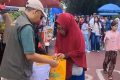 DLH Mataram ambil tas plastik warga belanja di CFD – diganti “eco bag”