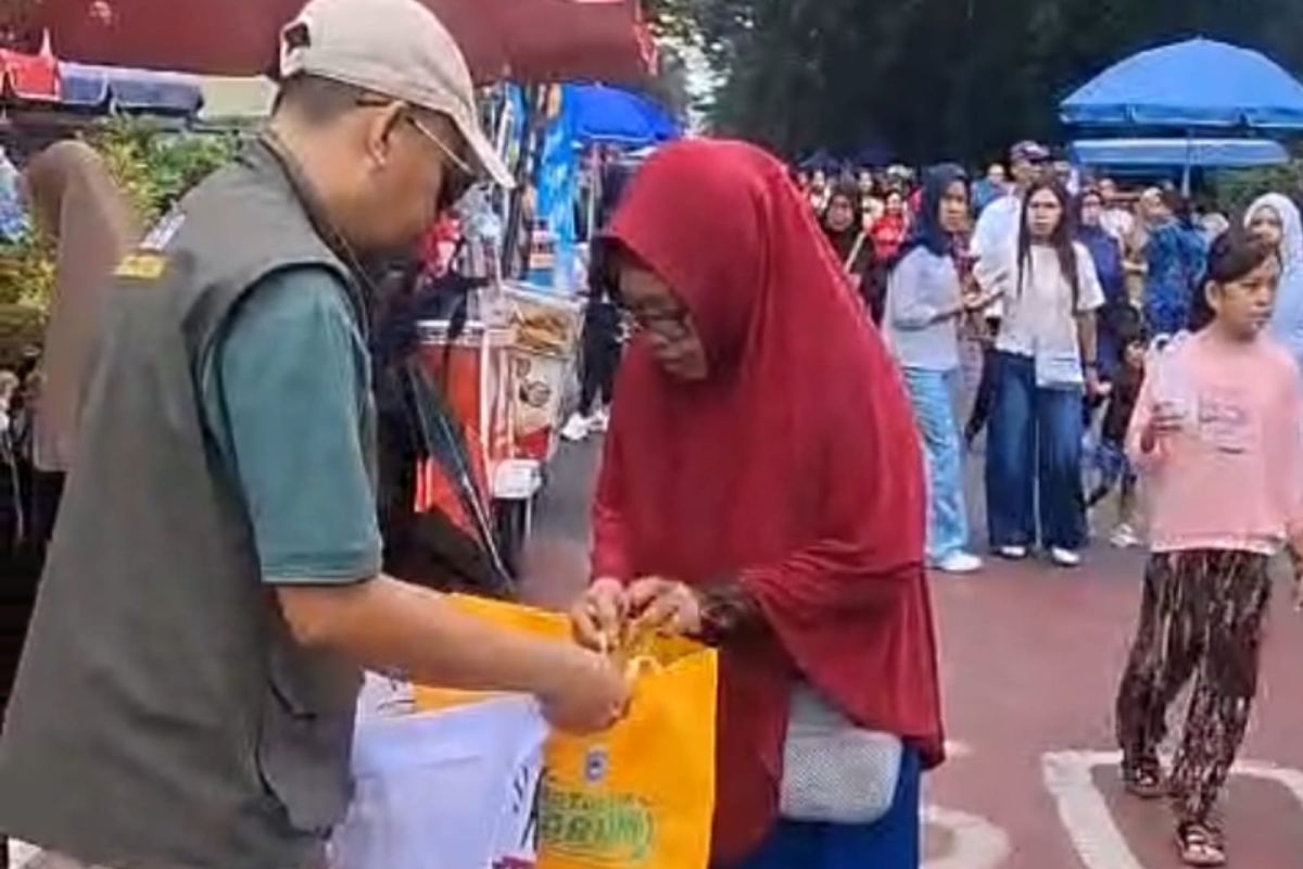 DLH Mataram ambil tas plastik warga belanja di CFD – diganti “eco bag”