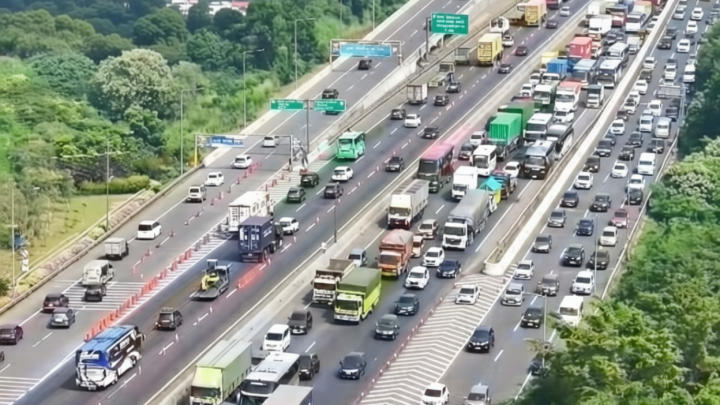 Special Plan: Volume kendaraan di Tol Japek naik saat libur panjang