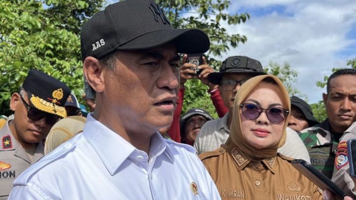 Solution For: Mentan tinjau pemukiman dan sawah terdampak banjir di Sultra