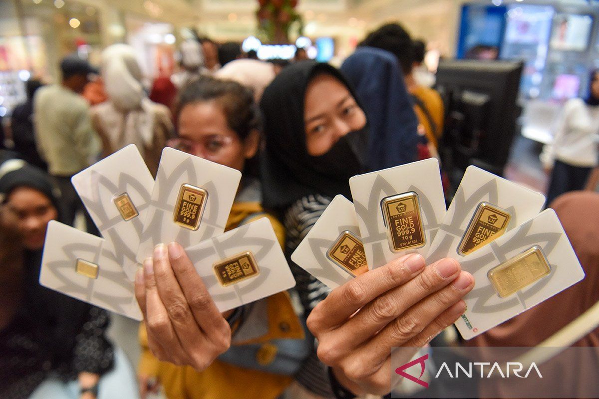 Kamis ini harga emas Antam merosot Rp31.000 jadi Rp2,754 juta/gr