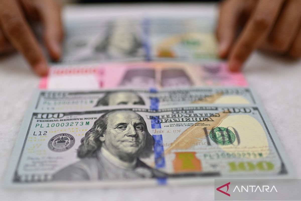 Rupiah melemah tipis seiring harga minyak masih tinggi