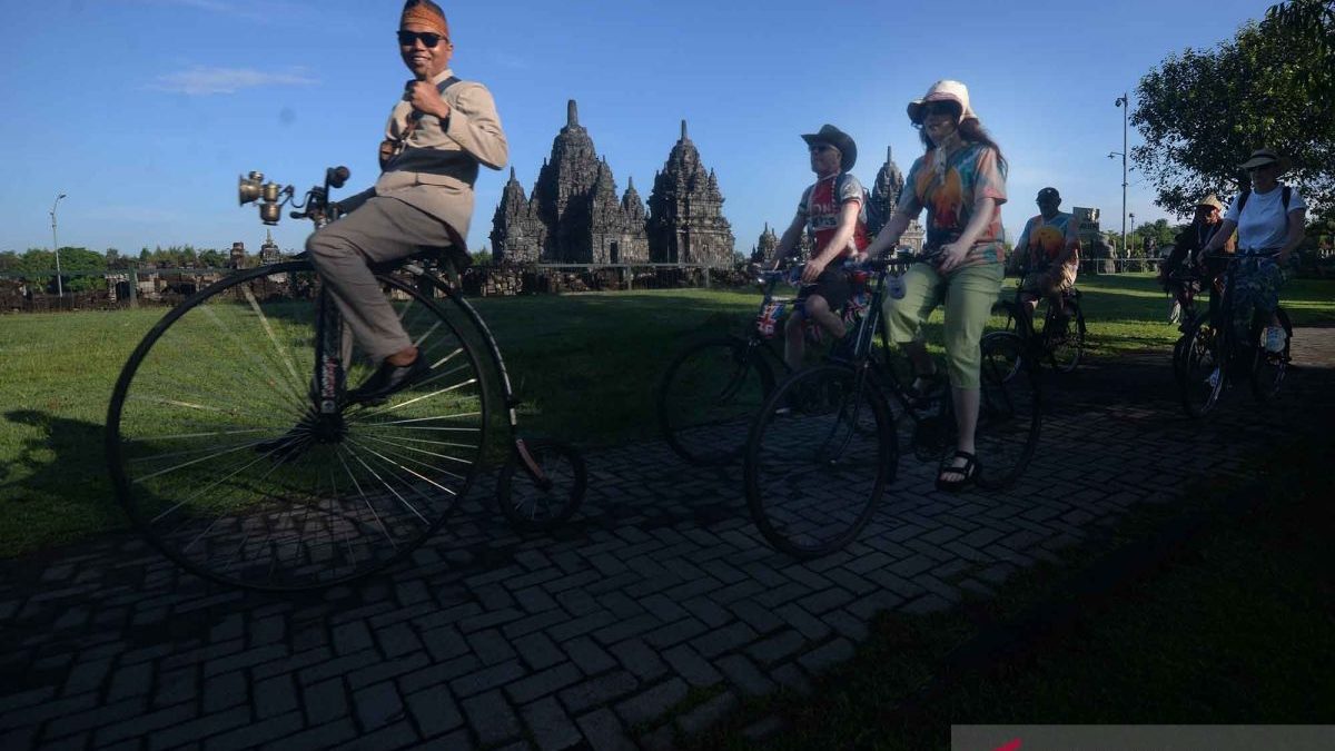 parade-sepeda-kostum-international-veteran-cycle-association-di-klaten-240526-ajn-2