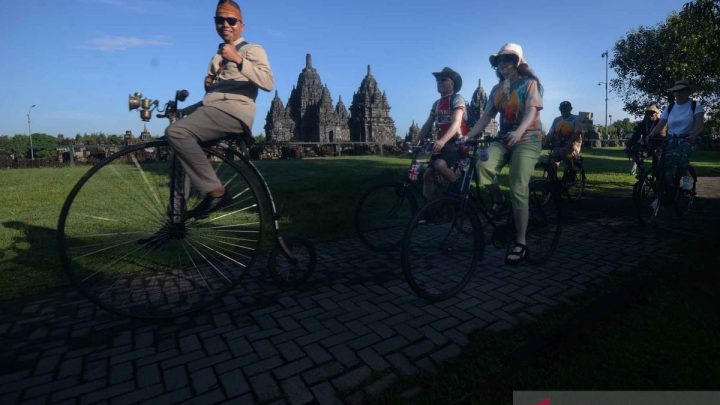 Parade sepeda pada Klaten International Cycling Festival 2026 di Candi Sewu