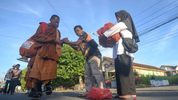 Warga lintas agama di Klaten turut berbagi untuk Biksu dalam perjalanan ke Borobudur