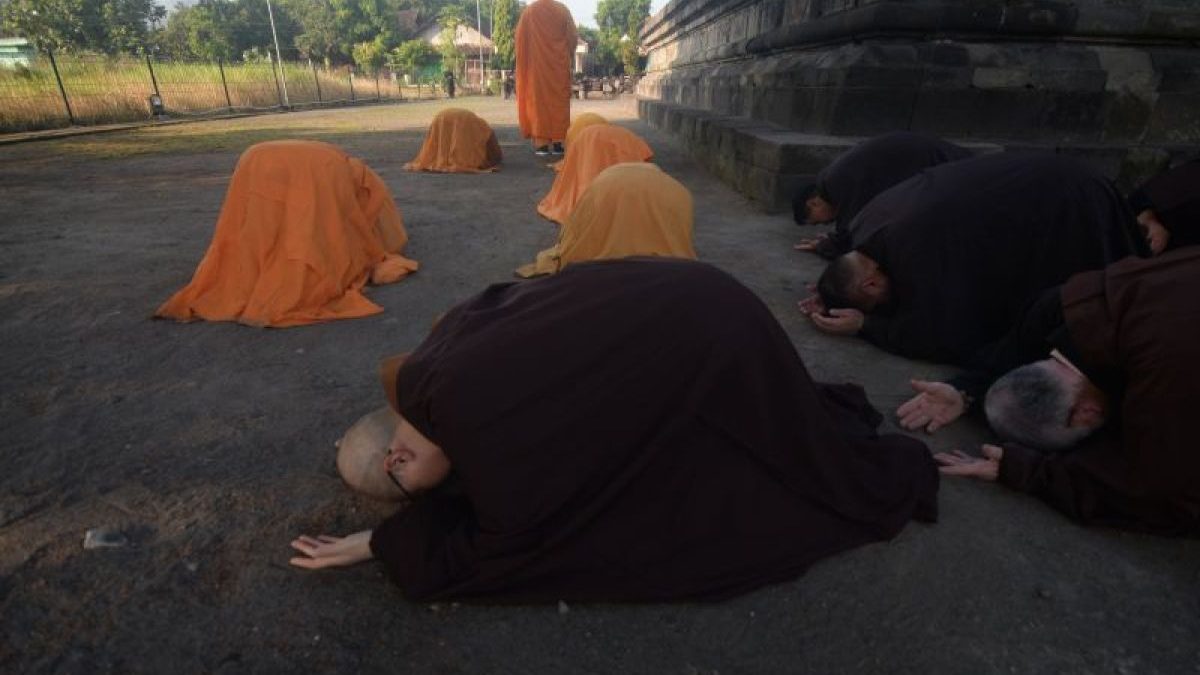 puja-tiga-langkah-namaskara-waisak-2570-be-di-candi-sewu-310626-ajn-7