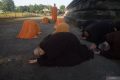 Puja tiga langkah sujud mengenang Siddhartha Gautama di Prambanan