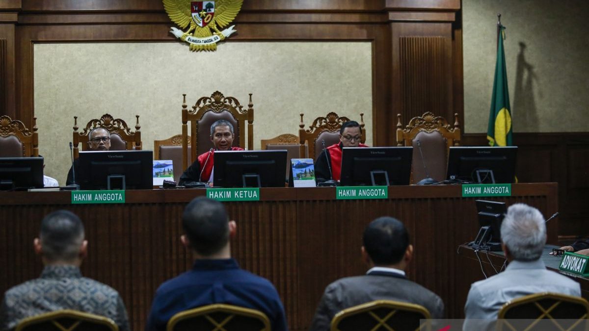 sidang-putusan-kasus-korupsi-tata-kelola-minyak-mentah-ditunda-2787591
