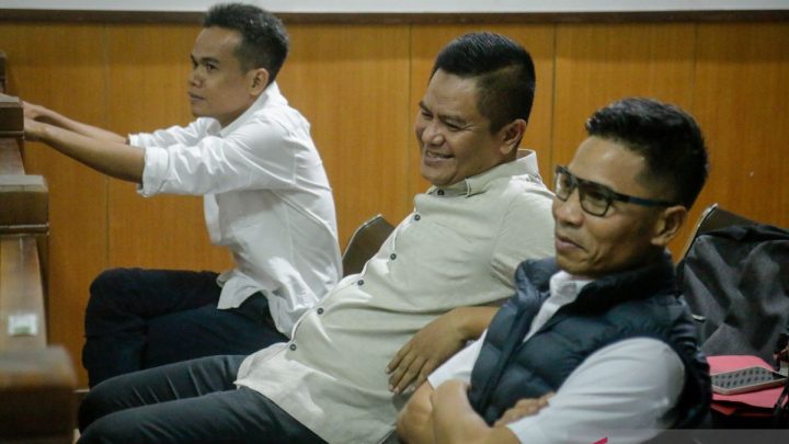 Solving Problems: Hirup udara bebas, 3 legislator NTB tetap berstatus terdakwa