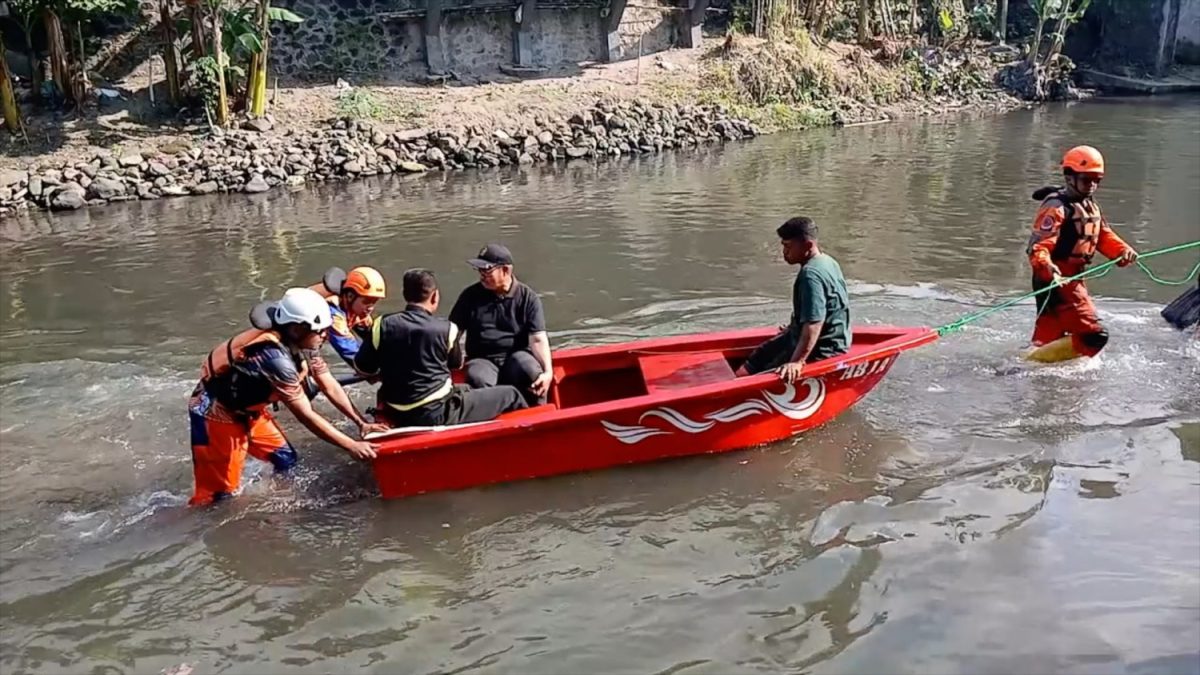AB_WALI-KOTA-YOGYAKARTA-UJI-COBA-PERAHU-MESIN-TEMPEL-UNTUK-PATROLI-SUNGAI