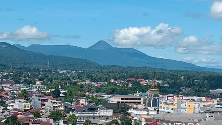 Facing Challenges: Badan Geologi imbau pendaki jauhi radius 1,5 kilometer Gunung Soputan