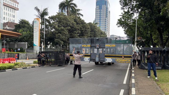 Latest Program: Ada demo, Jalan Medan Merdeka Selatan ditutup