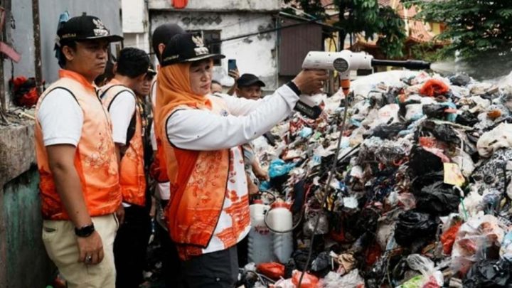 Key Issue: Pemkot Jakbar uji coba cairan eco lindi untuk atasi bau di TPS