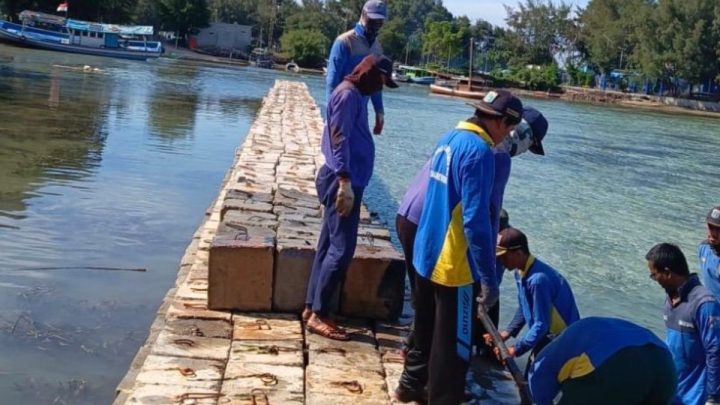 Solving Problems: Pembangunan tanggul cegah abrasi di Pulau Payung capai 80 persen