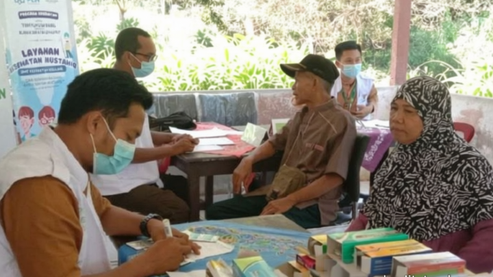 YBM PLN Babel-Baznas beri pelayanan kesehatan mustahik di pelosok