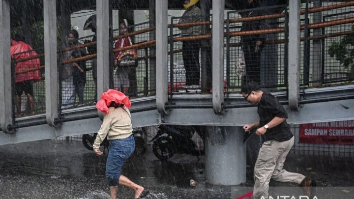 BMKG: Hampir seluruh wilayah DKI diguyur hujan pada Minggu siang