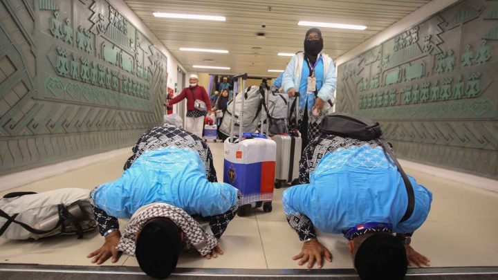 Visit Agenda: Sujud syukur jamaah haji kloter pertama saat tiba di tanah air