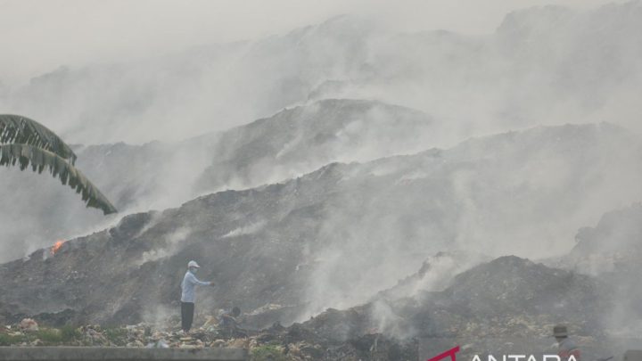 Dua heli water bombing hingga skema TMC padamkan api di TPA Tangerang