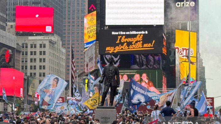 Important Visit: Ribuan suporter Argentina padati Times Square New York